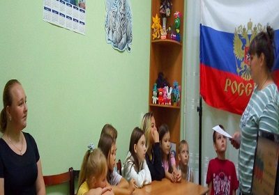 «Гордо реет флаг России»