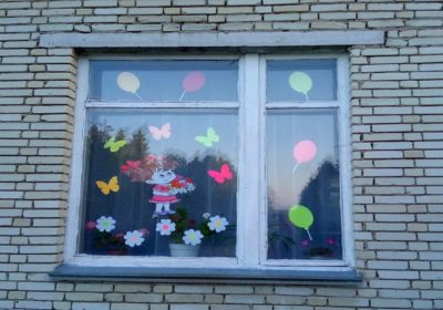 Украшение окон «А у нас каникулы!»