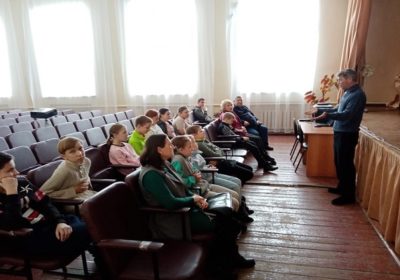 Показ презентации «Защитники Родины»